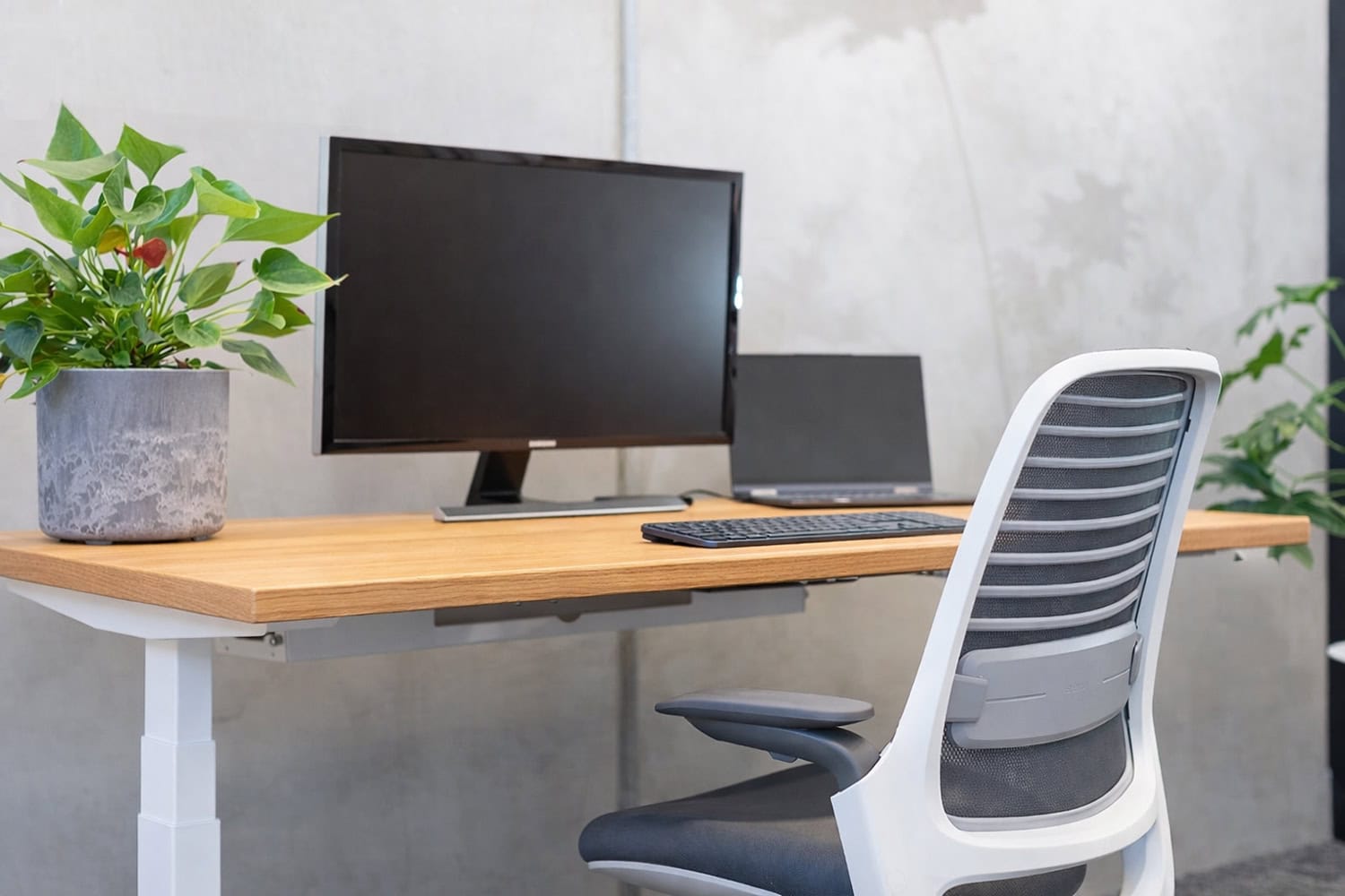 oak-desktop-with-chair