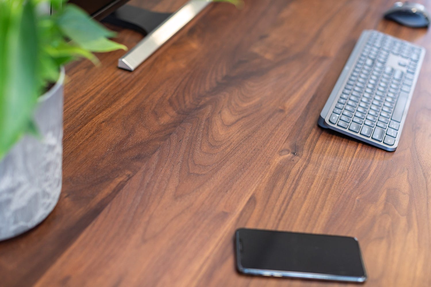stand-desk-walnut-topcloseup